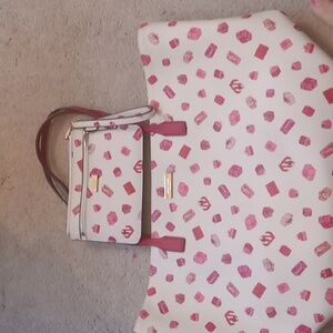 Handbag w/ wristlet